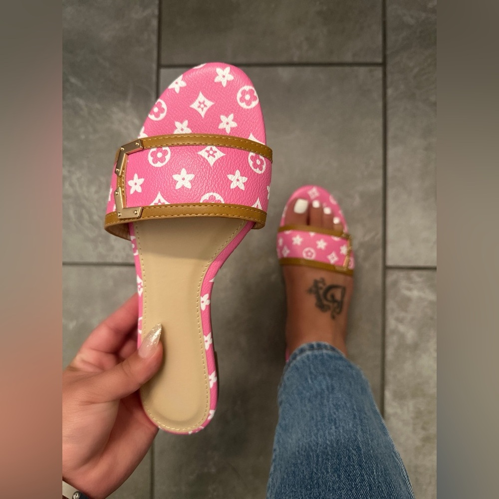 🌸 New! Patterned Pink & Tan Slide Sandals | Cute, Comfy & Summer-Ready 🌸 - Picture 3 of 4